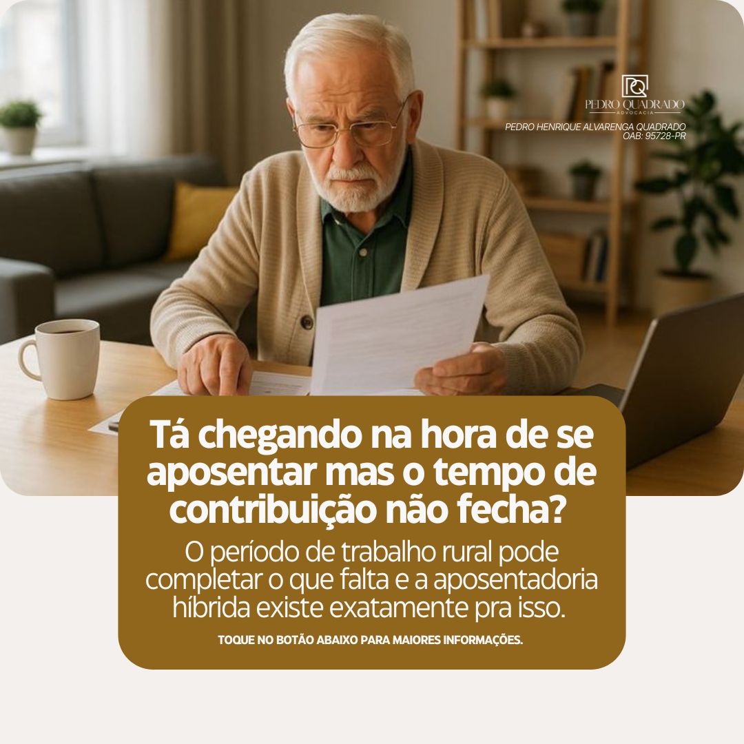 Peça dourada com senhor idoso lendo documento